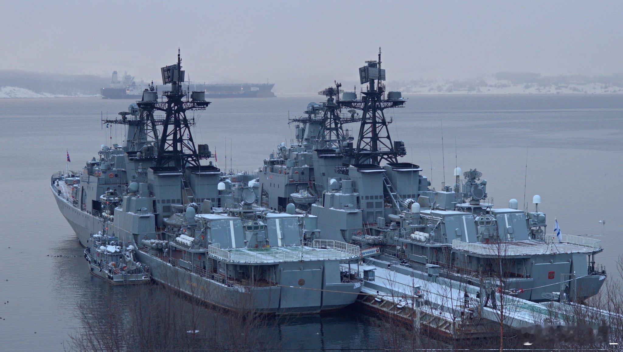 俄军055“乌斯季诺夫元帅”号光荣级巡洋舰近日在北莫尔斯克出航。605“列夫琴科