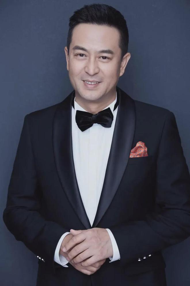 演员张嘉益说：“记得有一年过年的时候，我带我爱人回西安，然后她就跟我妈告状，说张