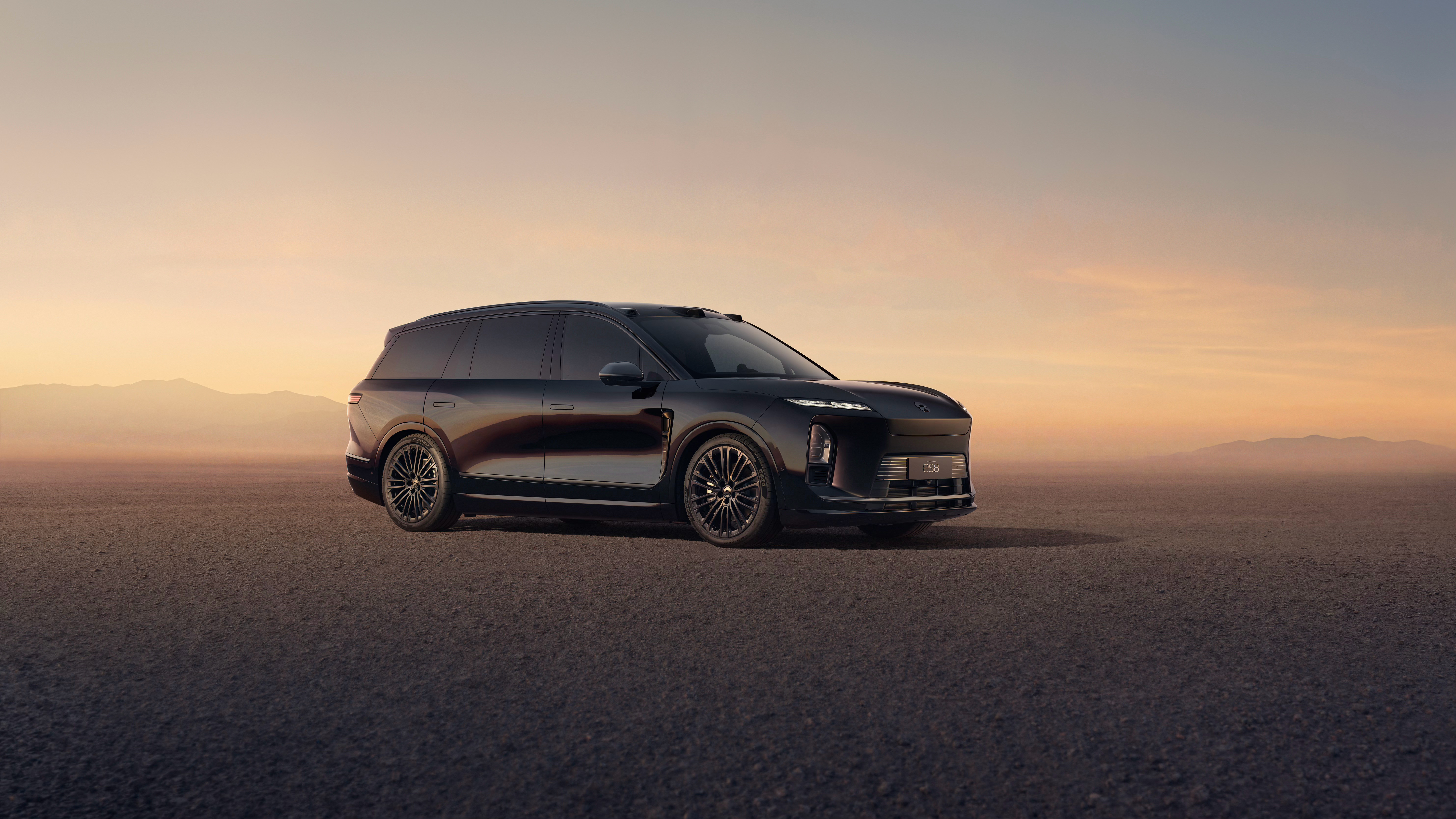 蔚来ES8十万台了，215天，强的一批。蔚来ES8新皮肤玄金套装，明天车展