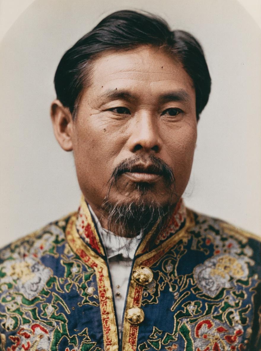 这张照片中的人是伊藤博文，日本近代最重要的政治家之一，也是对中国近代历史影响极深