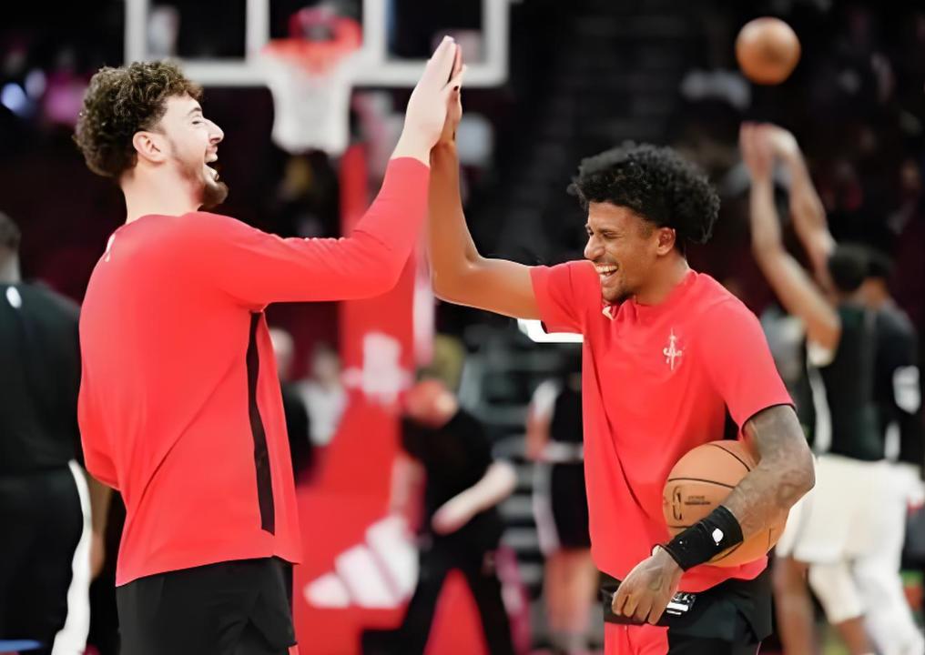 看了今天杰伦格林的表现，你们还后悔火箭送走他吗？在火箭两场惨败湖人，申京打出