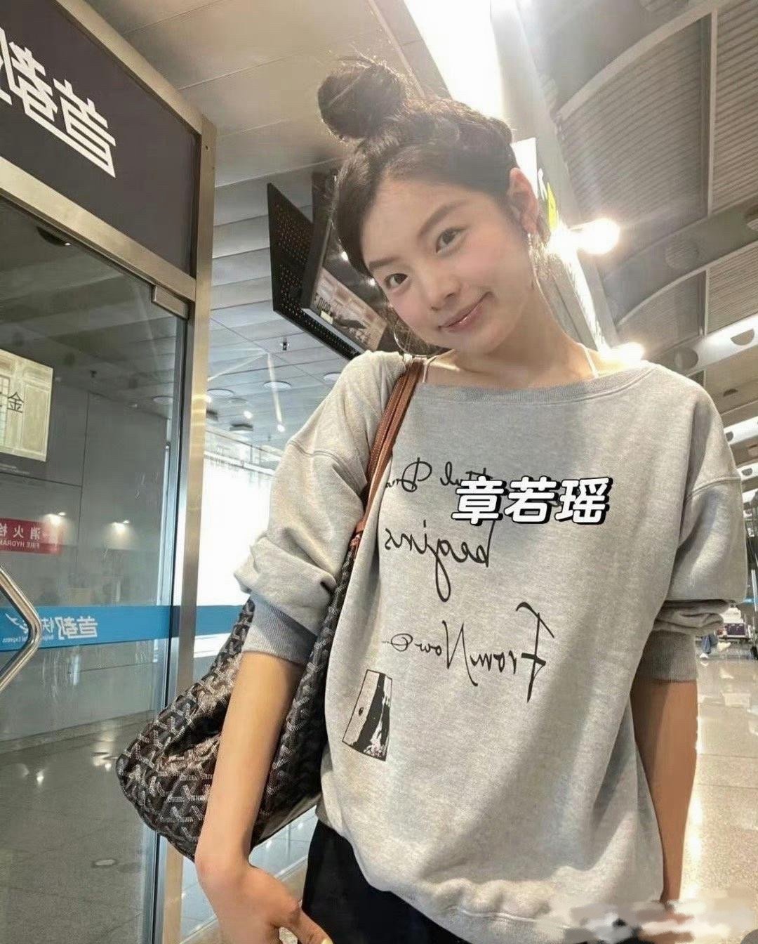 章家三姐妹，怎么感觉都在模仿章若楠啊…我刷完这两张图，第一反应真的太有既视感了。
