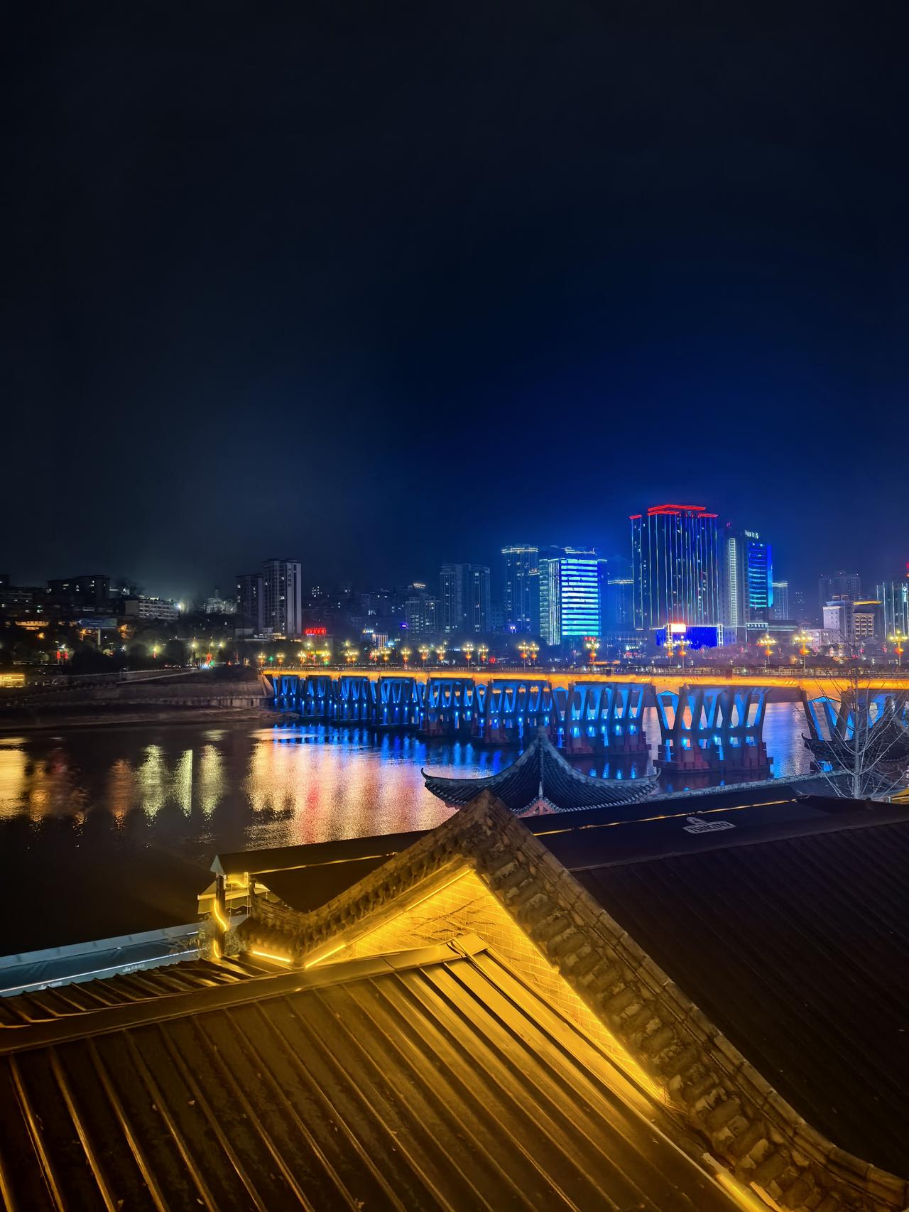 江边夜景很美，堪比上海小外滩，走走逛逛很是惬意！