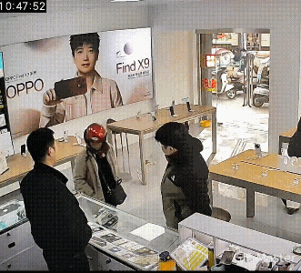 从这位母亲的穿着可以看出她赚两个钱并不容易，我相信，不是生活所迫，这位妈妈也想实