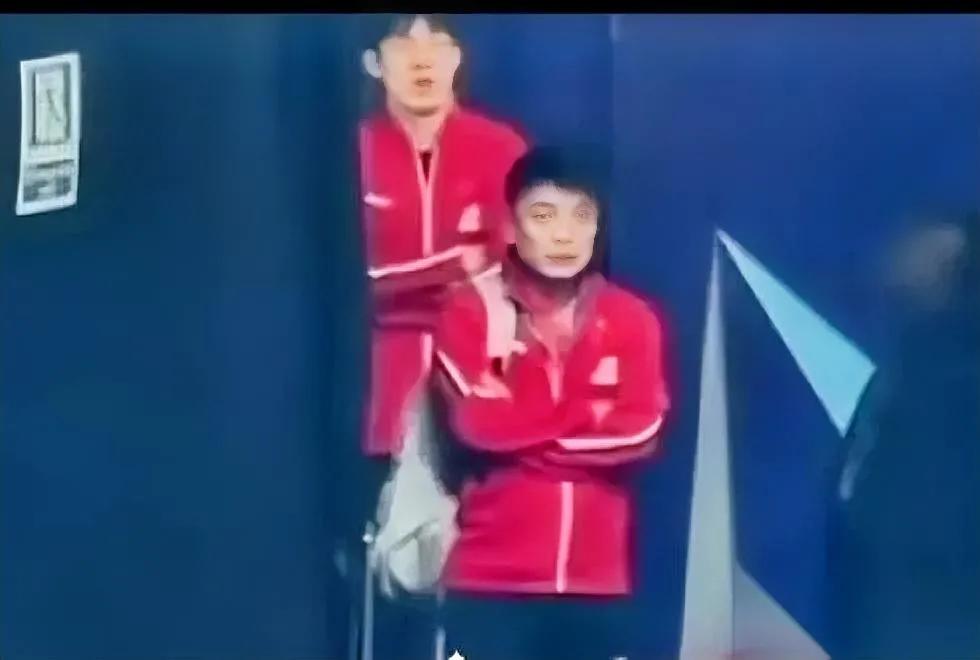 你发现没？王皓也在看球。谁能想到他看完莎莎赢球转头就走啊！莎莎这次跟