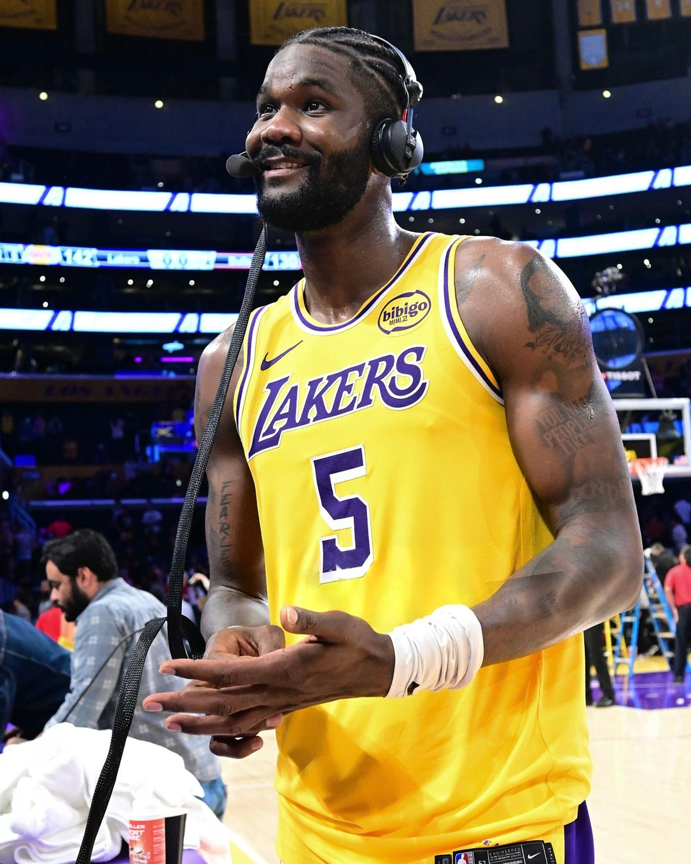 艾顿表示，他厌倦了在湖人当那个格格不入、被排除在外的人，但现在他已经完全投入、彻