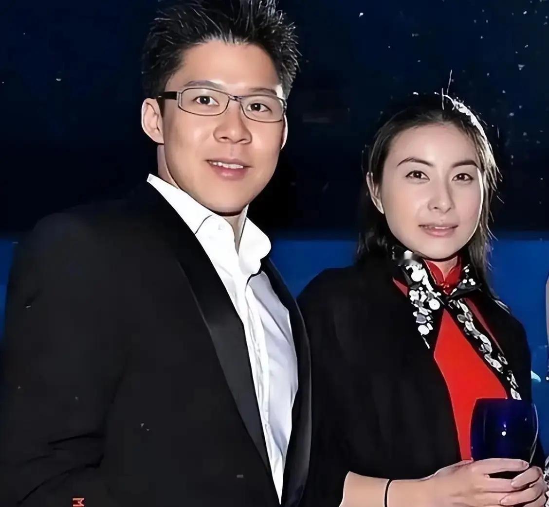 霍启刚曾坦言，是郭晶晶真正改变了霍家。从前的家族聚会，少不了红酒雪茄的精致排场，