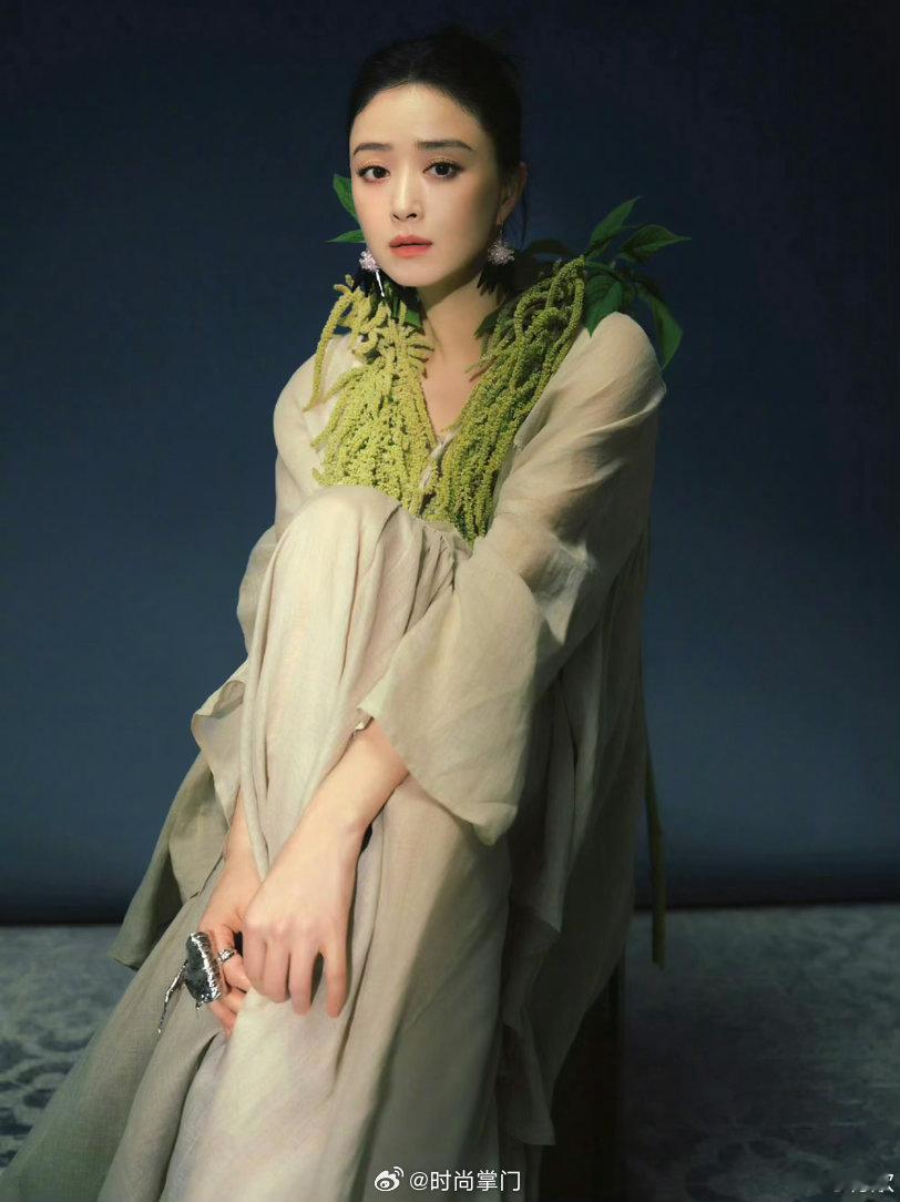 蒋欣看起来好年轻啊亮相金鹰奖提名颁奖典礼，蒋欣状态在线，妆容仪态都很出彩，满满的