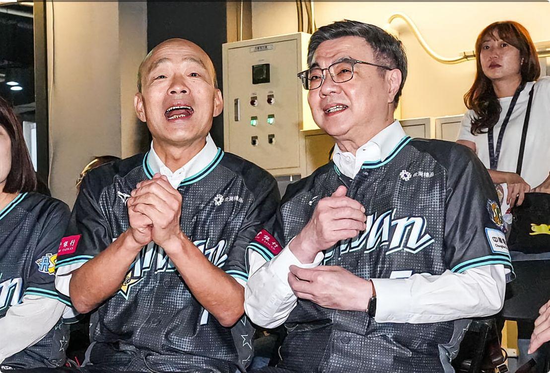 韩国瑜卓荣泰亮相台北大巨蛋，参加中华职业棒球明星赛。看起来他俩关系还挺好，真是蛇