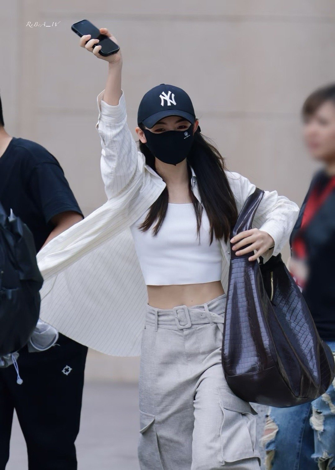 陈丽君君君靓女又上班了……轻声的问一下：君君