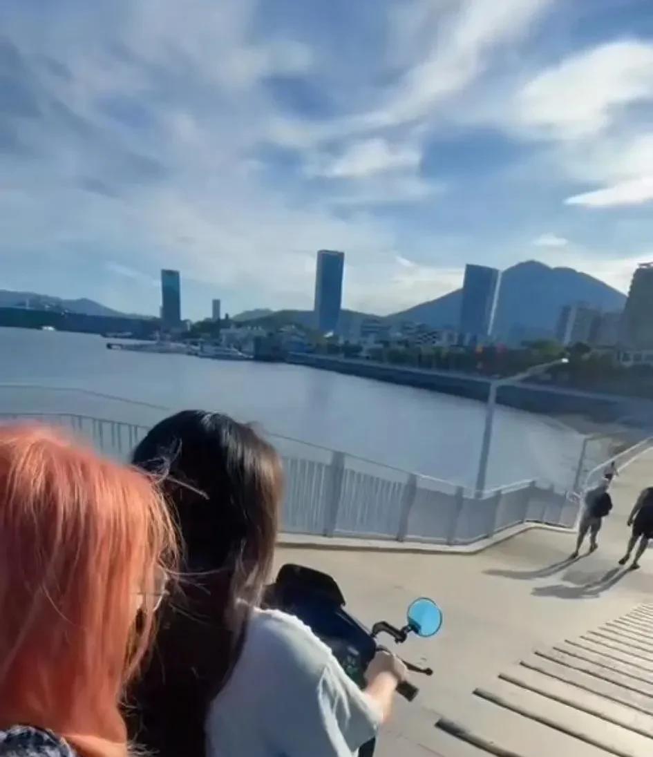 我的大外甥女，深圳技师学校毕业，学的是高级文秘专业，现在毕业了，又考了一个民办二