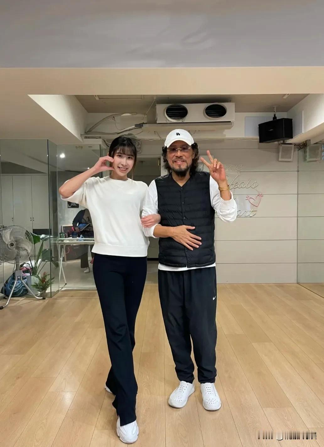 台湾省超级主持人张菲，罕见现身，他戴着白色棒球帽，穿着蓝色背心运动裤，留着经典的