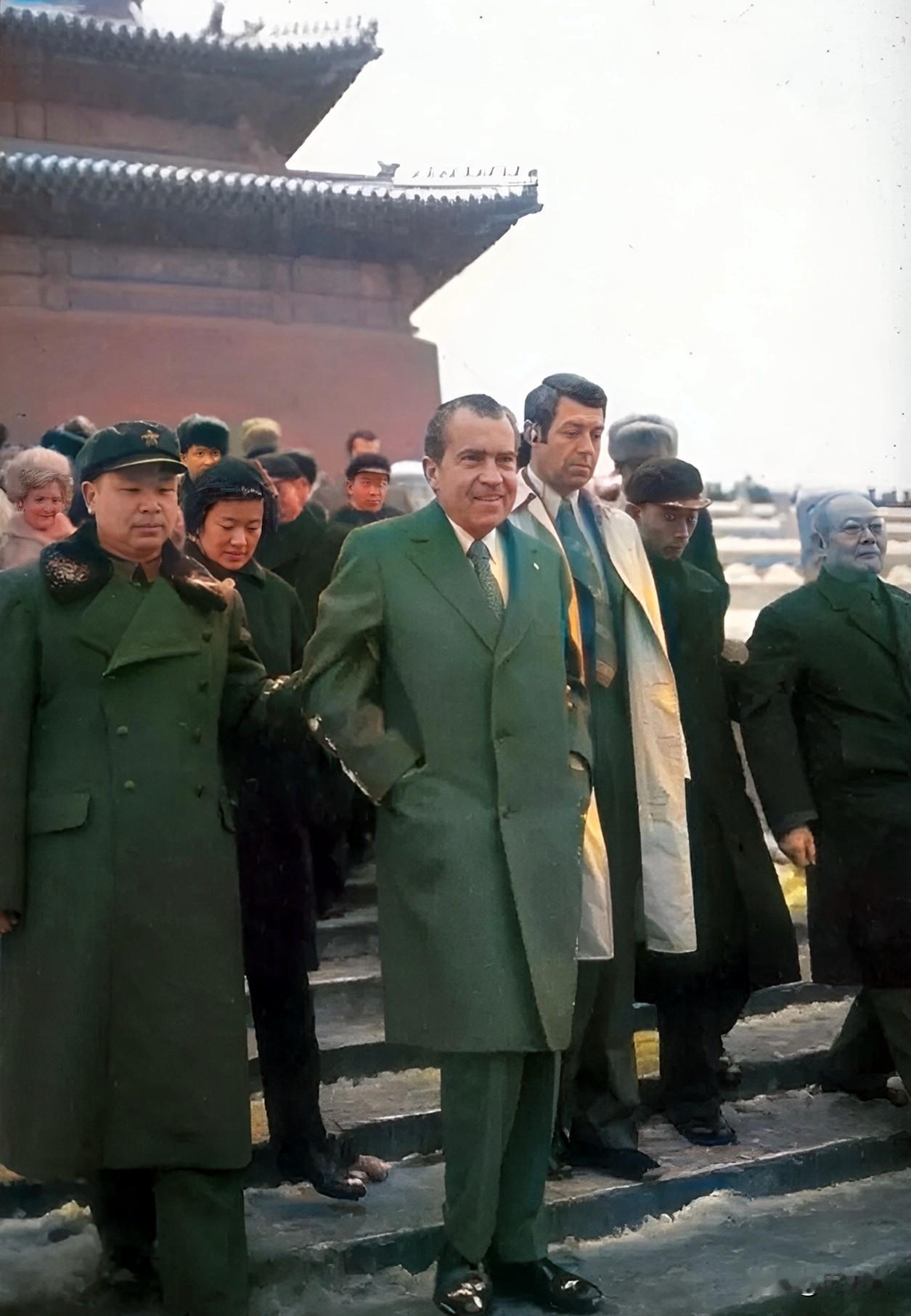1972年，尼克松访华时参观故宫。虽然，此前北京连续下了几天大雪，并覆盖了道路，
