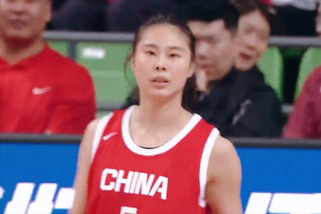 稳了！找回状态，王思雨回来了。王思雨在第一节后半段替补出场，只打了6