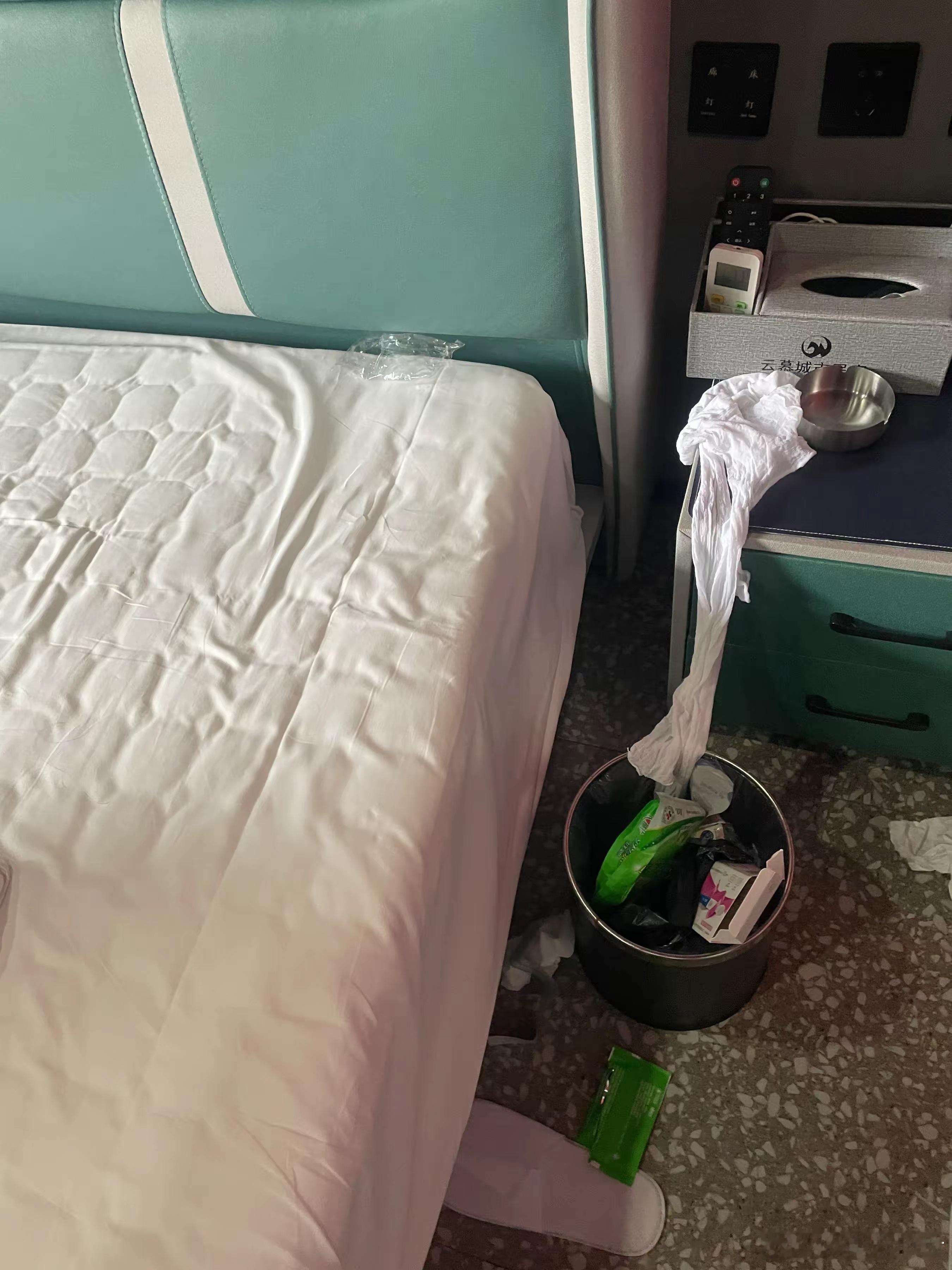 小县城的宾馆，查房阿姨拍的图片。这种女客人遗漏的衣物，一般怎么处理？