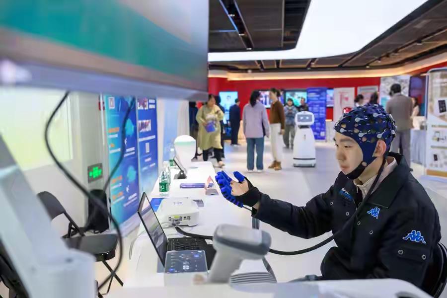 随着科技的飞速发展，脑机接口（Brain-ComputerInterface，