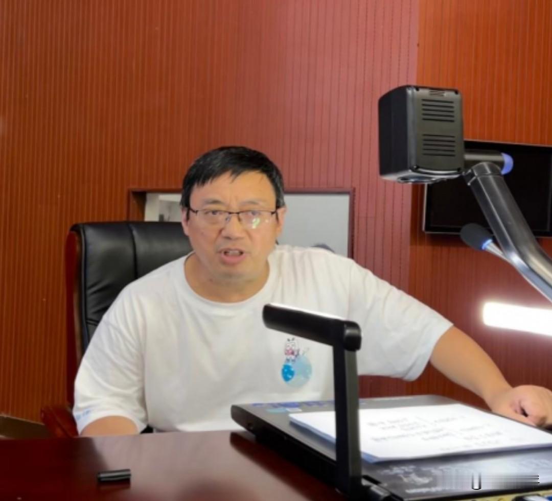 一直都不太喜欢这个叫汤家凤的，甚至是讨厌，但是吧，一码归一码，他也没说要取消英语