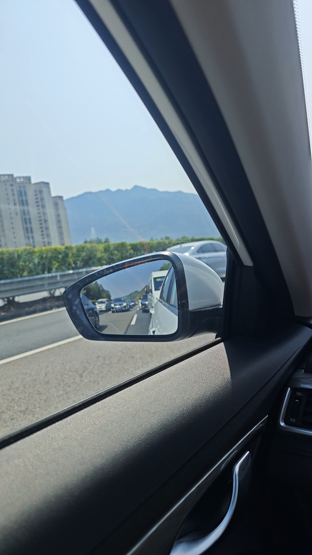 耐开的吉利帝豪19年买的四万公里了，没有什么毛病，就是有点异响，也不知道哪里响