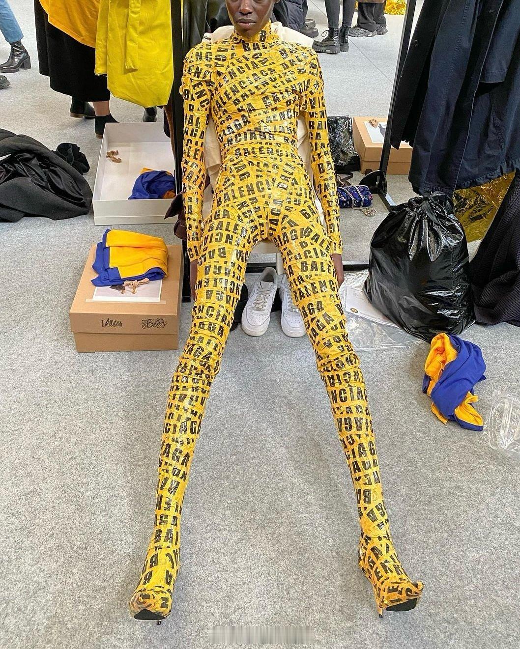 Balenciaga巴黎世家的胶带款。看到这个就想起肌效贴，完全可以如此潮流啊