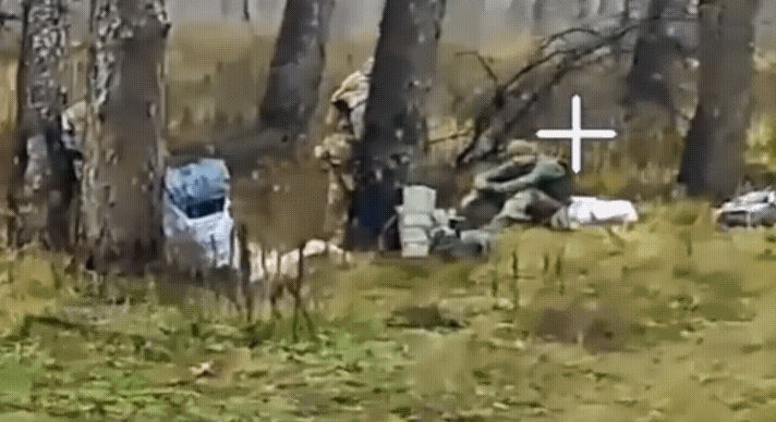 为何不避？一名乌军生死看淡！俄军一架光纤无人机发现了三名乌军，正在树林中休息，随