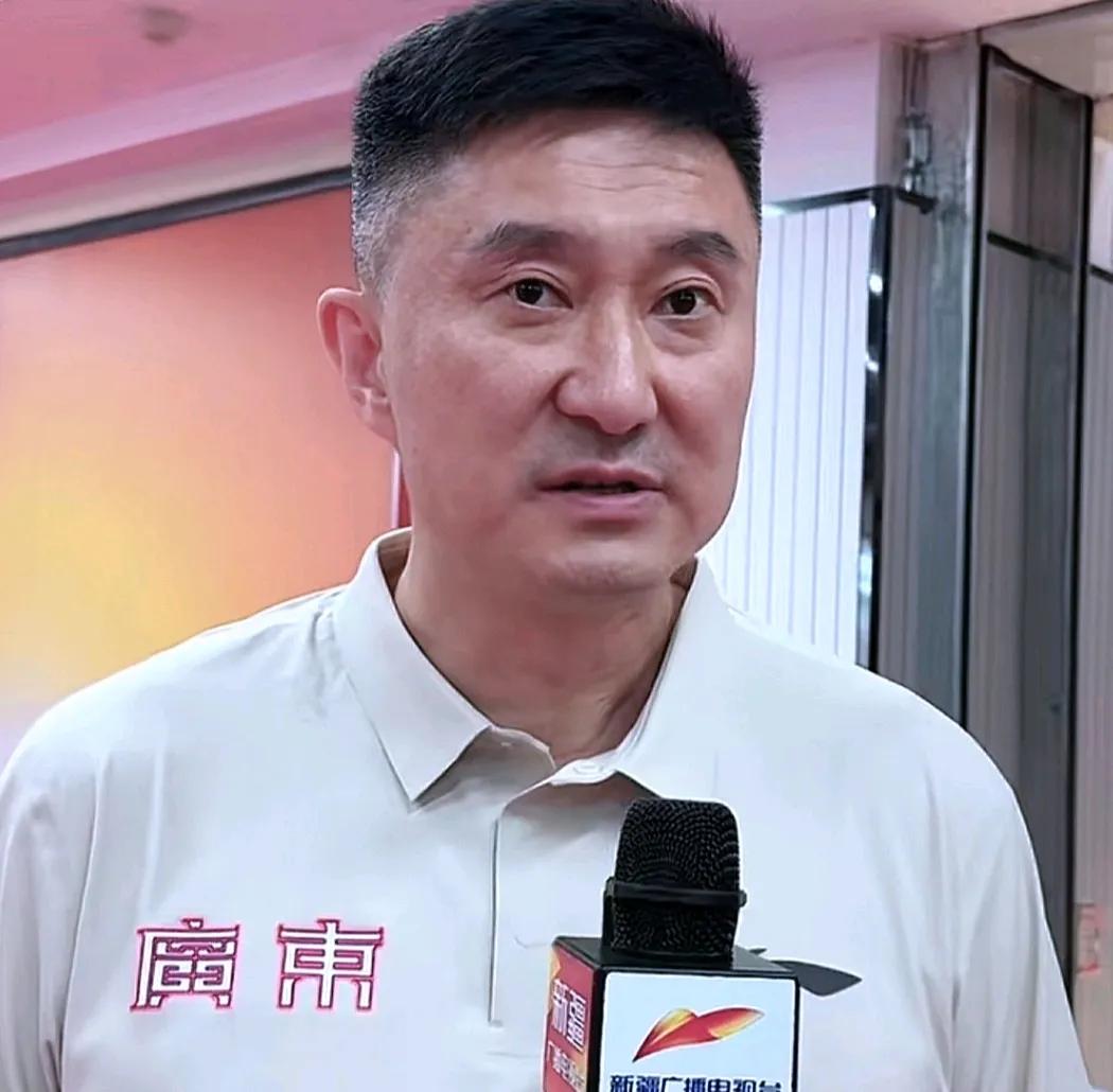 徐昕与杜锋，那个对球队以后的发展更有作用，更有意义。徐昕，跟姚明一样的身高，有