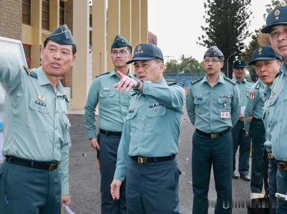 台陆军司令吕坤修7月2日赴“陆军军官学校”黄埔营区视察联合入伍接训整备实况，勉励