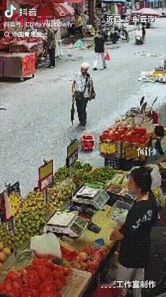 太暖心了！广东云浮，一位老人在街上走路摇摇晃晃，眼看就要站不稳摔倒，开水果店的老