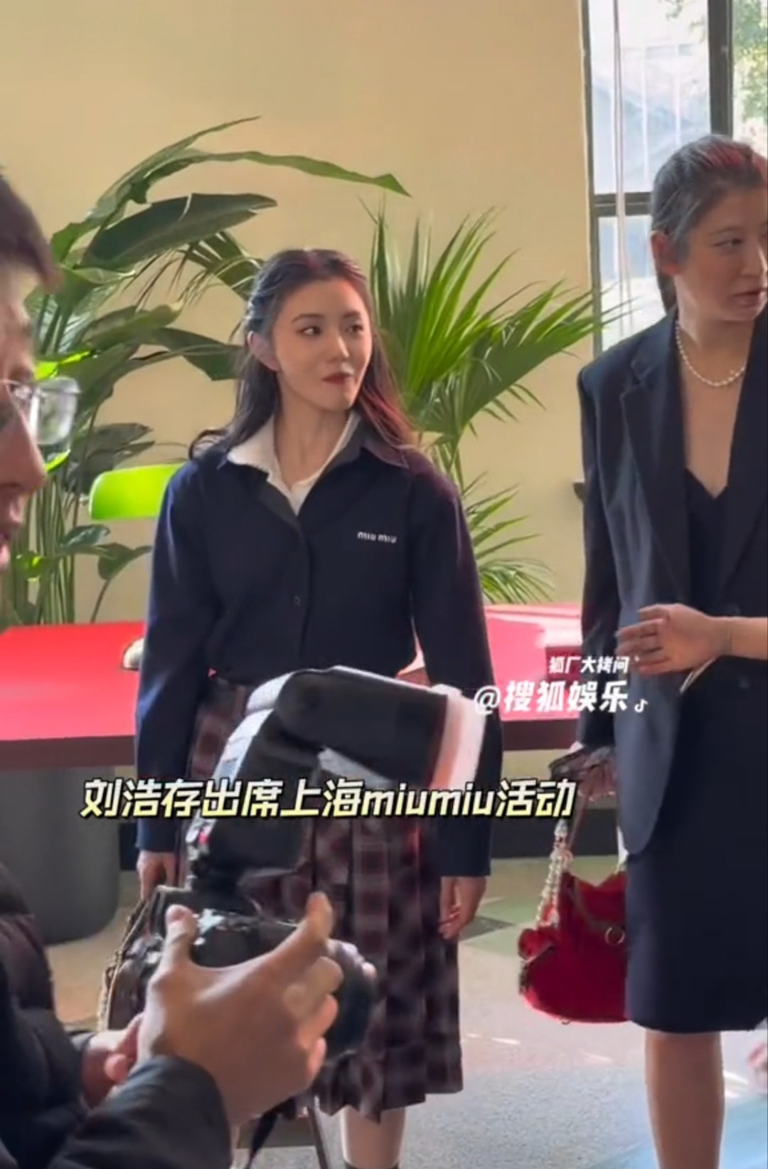 刘浩存这长相真是标致啊！她的脸真的好小好精致！刘浩存内娱小花里数一数二的美貌与