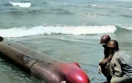 1944年4月，意大利安齐奥滩头堡，几名美军士兵突然发现了两枚鱼雷。然而，等他们