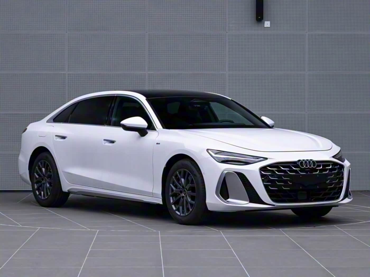 新一代奥迪A6L即将发布，2.0T和3.0T的都有。