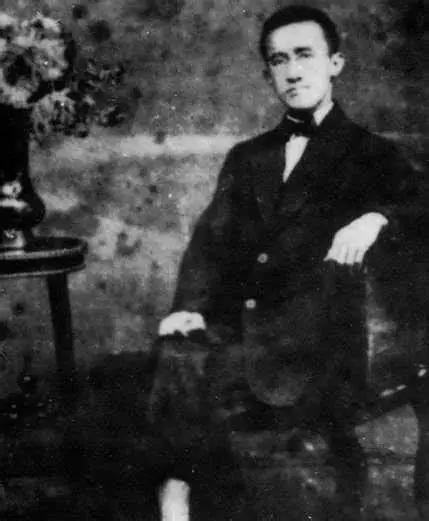 1927年4月6日，重庆，一个29岁的年轻人被押赴刑场。走到最后这一步，