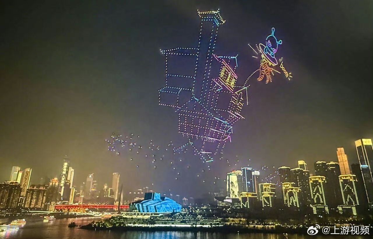 【#重庆无人机灯光秀让流量变为增量#】#重庆无人机灯光秀展示消费活力#夜幕降临，