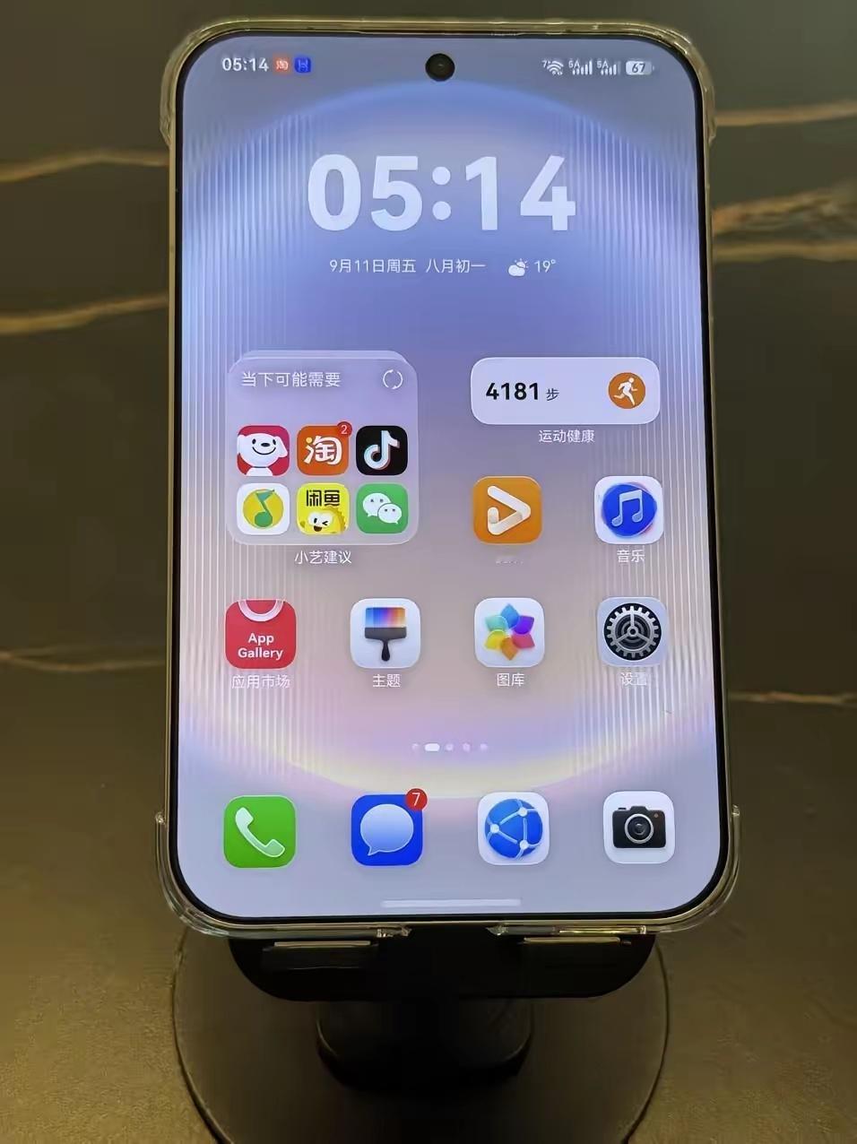 华为阔直板卖爆这件事大家都清楚，一机难求。其实华为还有一招杀手锏，就是把阔形态下
