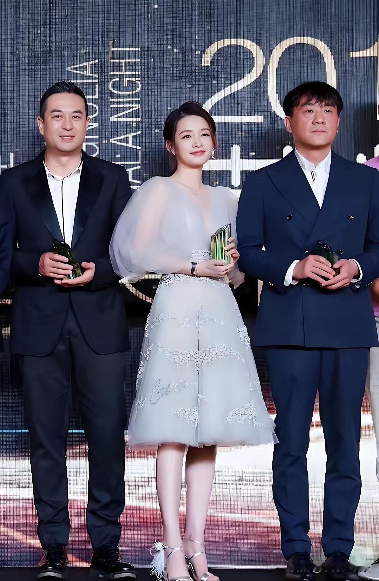右边是演技炸裂，戏红人不红的何冰。看左边的两位是谁啊？中间的女演员，一袭白裙，肤