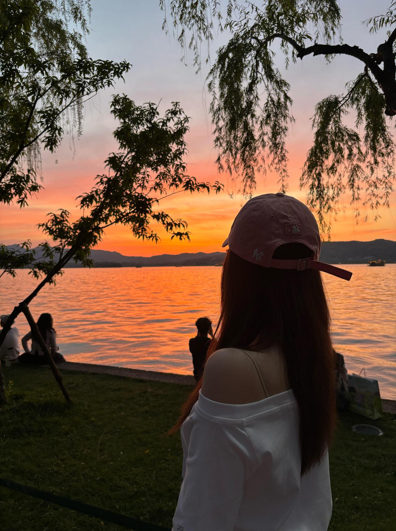 信不信，注重体态的女人，几乎每天早上，都会在镜子前站一会儿，不是左照右