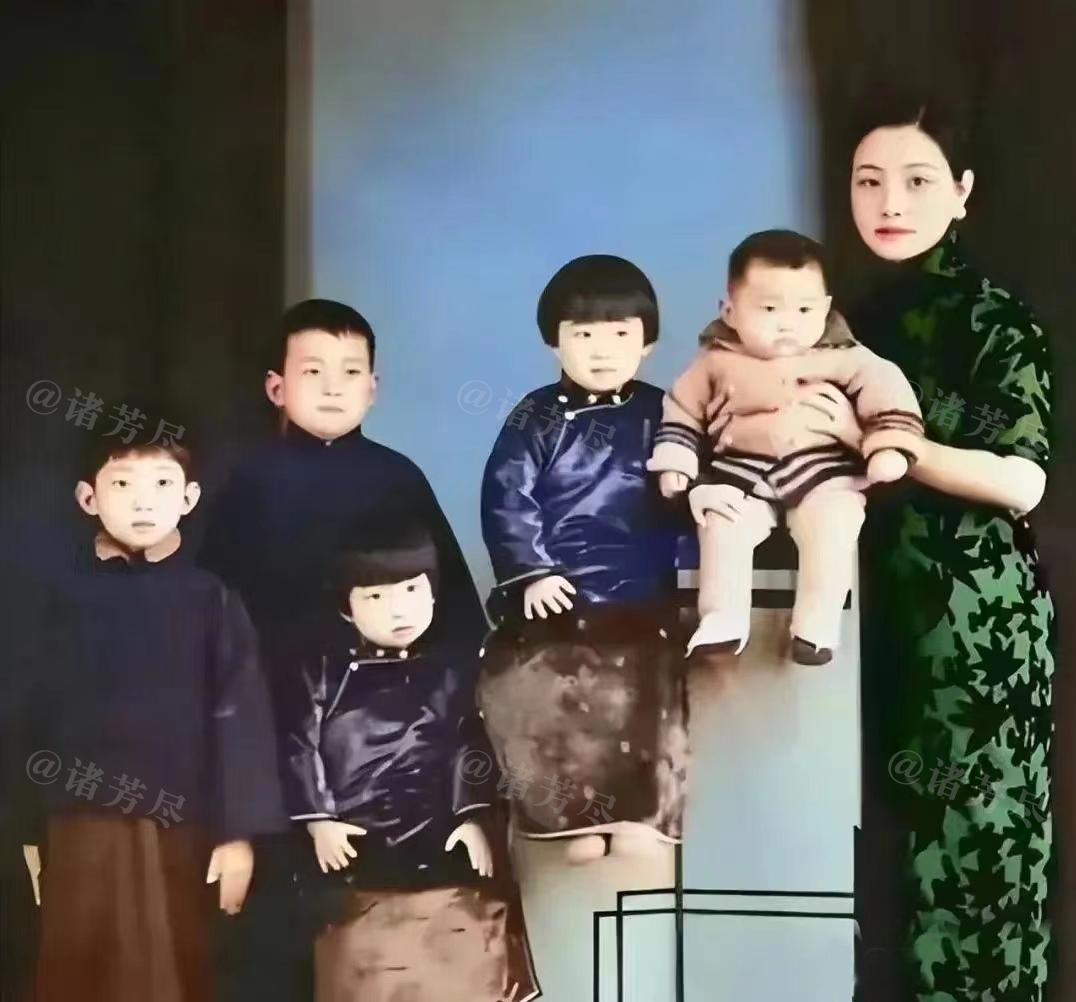 上世纪三十年代的这张老照片里，福芝芳端坐中央，五个孩子围绕身旁，神态从容不迫，完