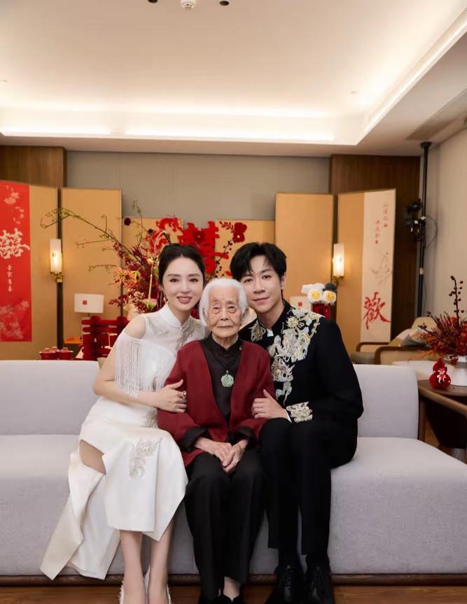 董璇坐下来的时候才看到，这件旗袍的开叉、也太长了点吧……再看看张维伊，那双大头