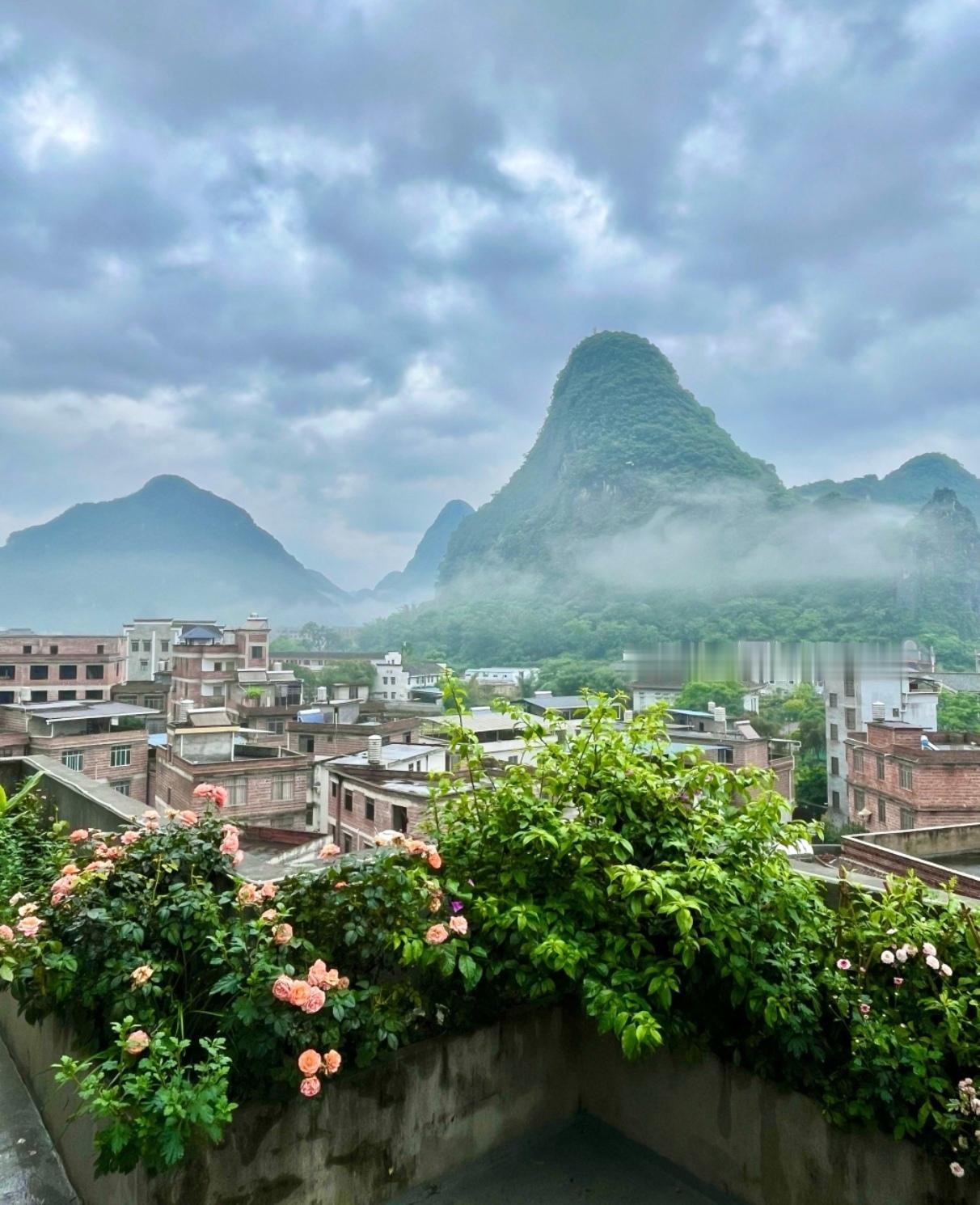 藏于桂东喀斯特峰林间，黄姚古镇以千年时光，酿成一幅流动的岭南水墨。姚江蜿蜒穿镇