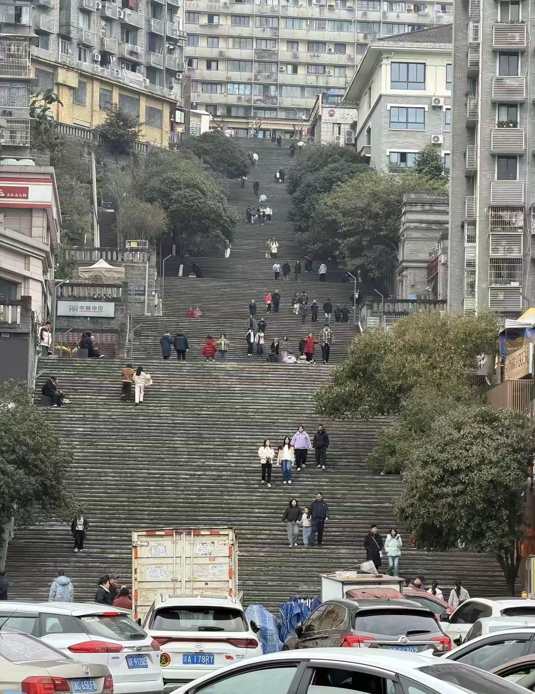 重庆这波真藏不住了！谁见过这么“整人”的城市？别的城市主打平路畅通，重庆