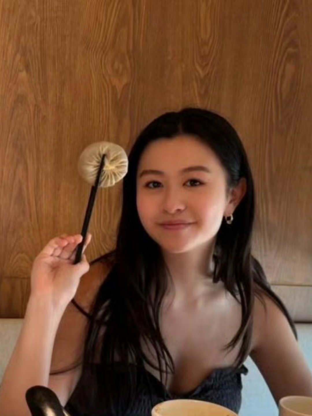 邱淑贞二女儿晒照邱淑贞二女儿沈日晒出个人美照，身穿简约细肩带上衣，肌肤，长发随