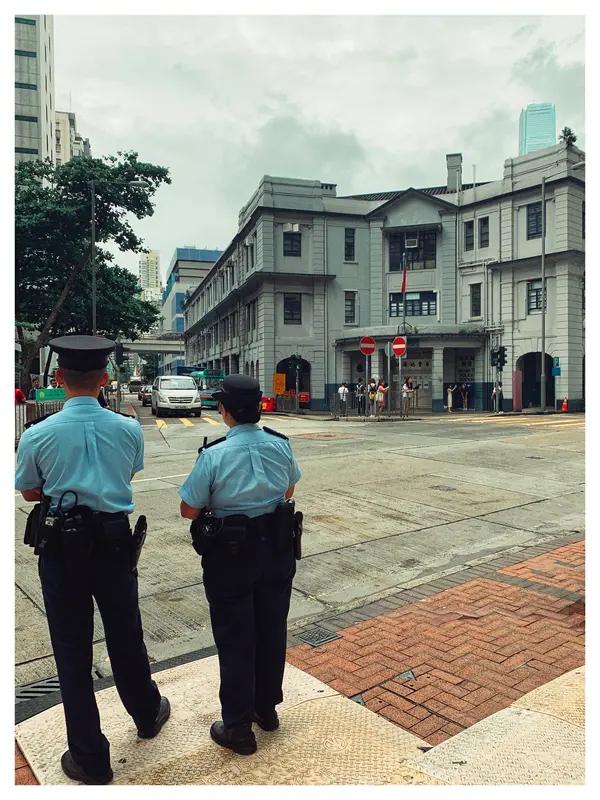 泪目！香港退役警察花100万在广东安家，120平豪宅比香港公屋大3倍“10