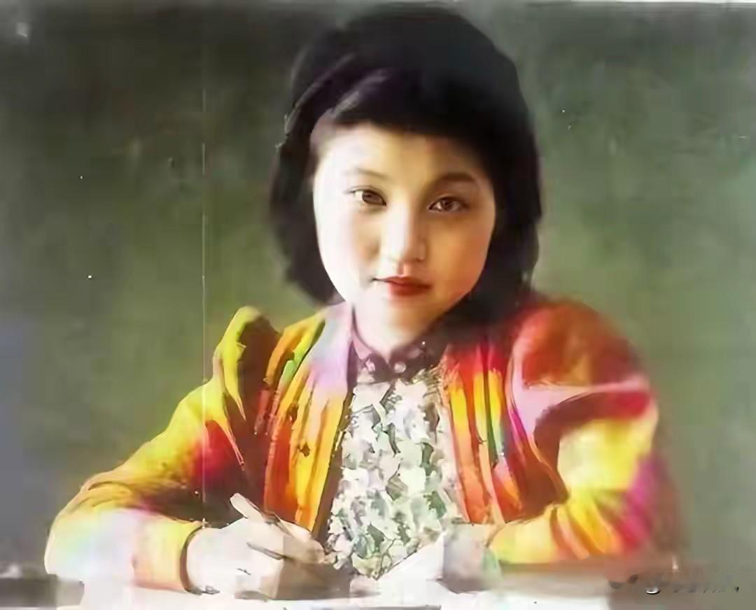 这是蒋经国私人秘书章亚若的真实相貌，长相清纯可爱，罕见老照片。这张未经修饰