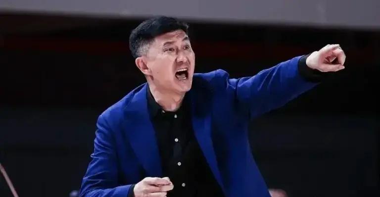 北京男篮击败广东男篮，晋级四强，四个人印象深刻：1、赵睿格外悲情，早早因伤而