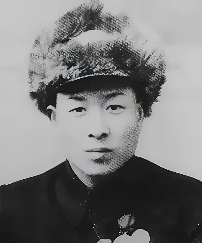 1941年春天，山东淄河芦苇荡里，19岁八路军侦察兵郑希和正歇脚，突然撞见8个日