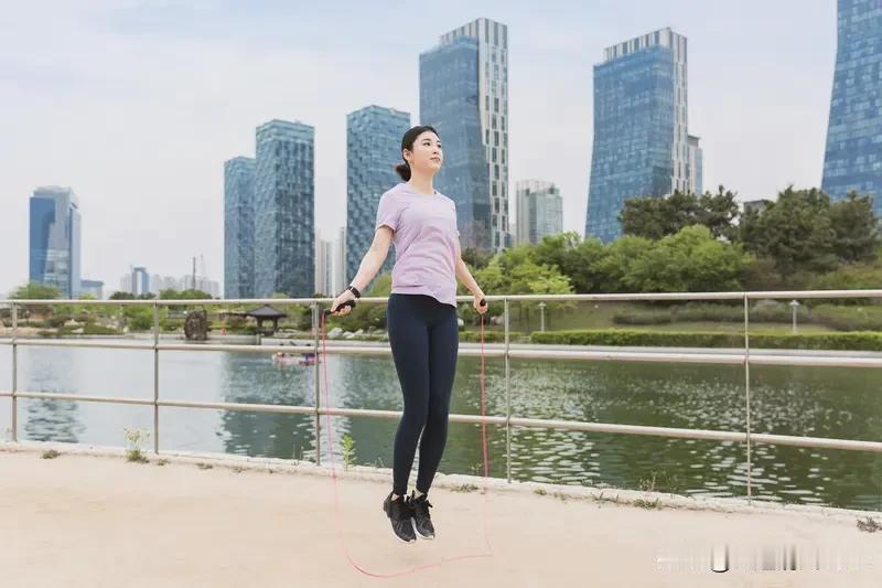 想让身体越来越好？这十个秘诀可得码住。多跳绳，每天10分钟，它是全身性燃脂运动