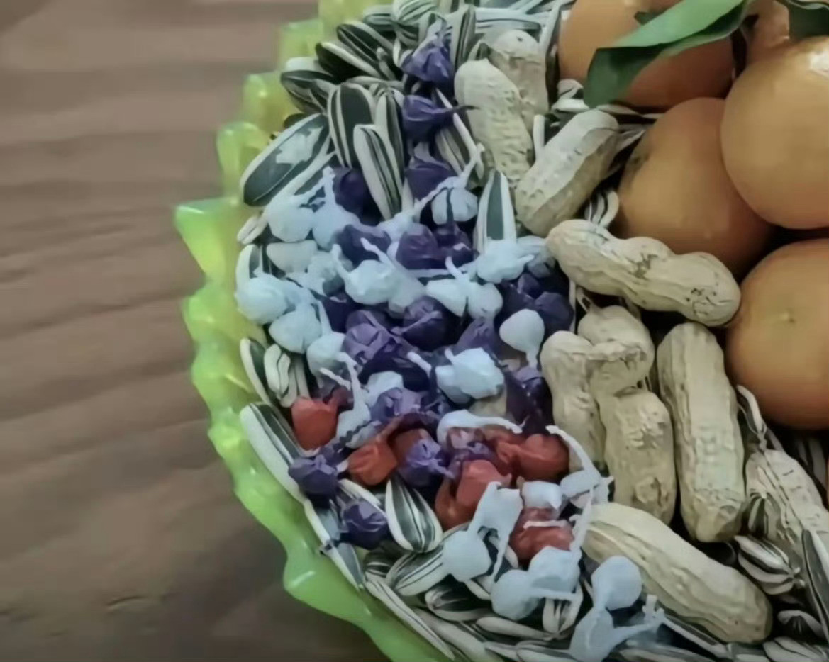 笑死，过年送礼真的要长点心，出门前一定要把包装看仔细，不然真的是尴尬！