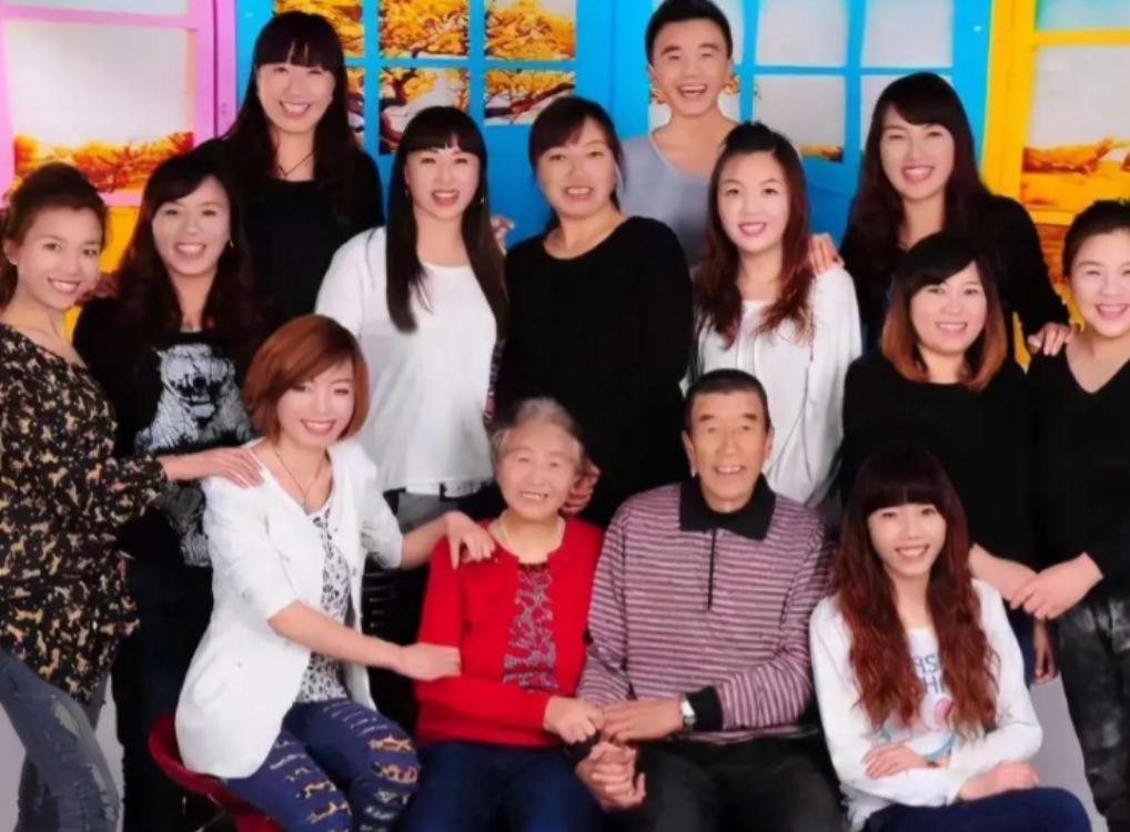 山西一对夫妻，生了11胎全是女儿，丈夫眼看妻子生不出儿子，无奈决定放弃，谁料，1