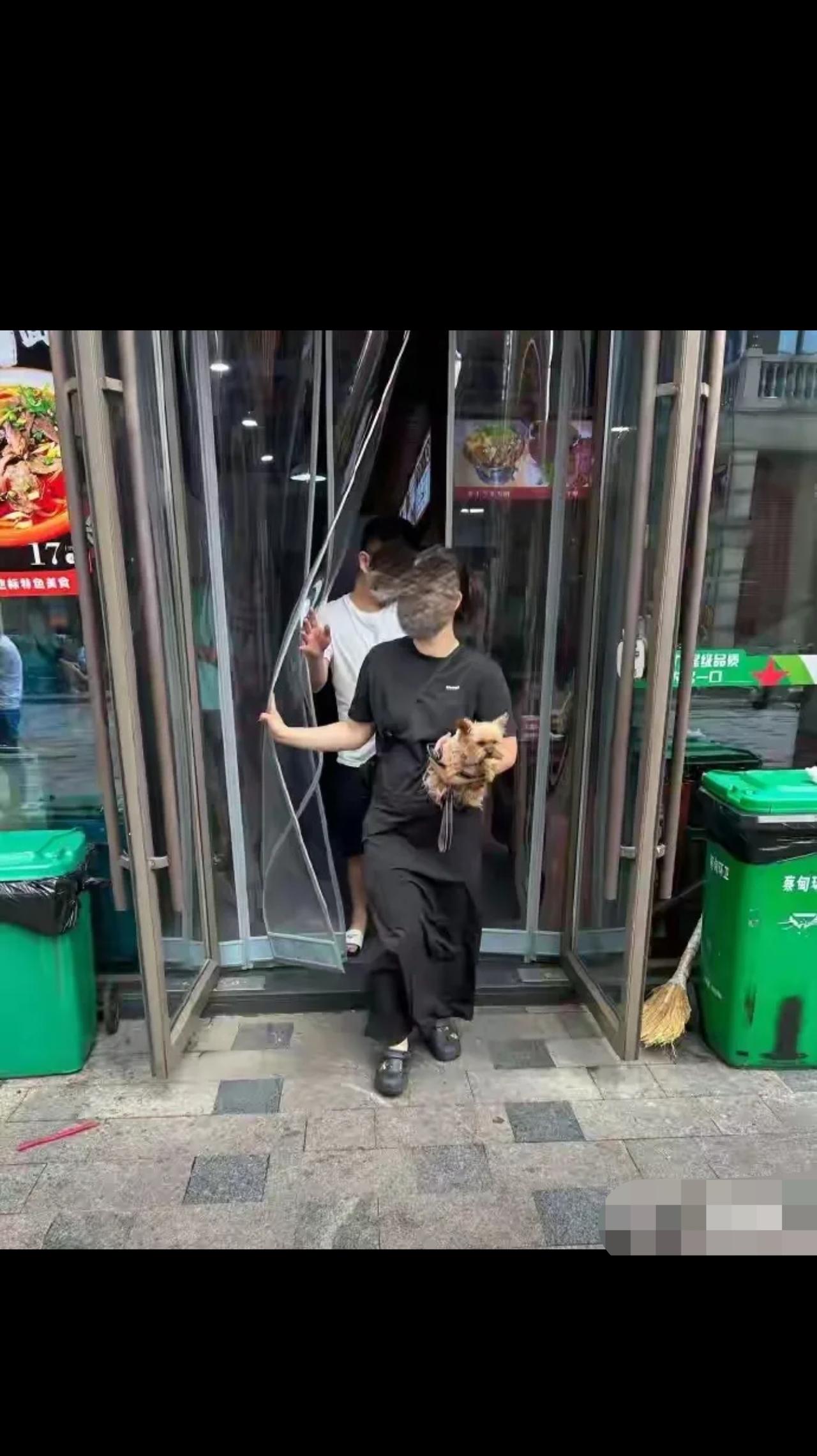 湖北武汉，男子在饭店吃饭，见一女子抱着宠物狗进店就餐，他上前提醒女子：不该抱狗进