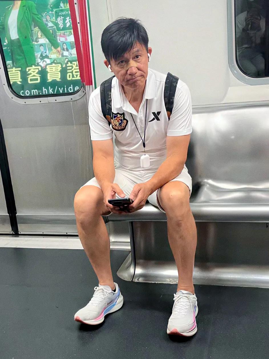 影帝.李子雄一个人坐地铁，他鼻子这是受伤了吗？
