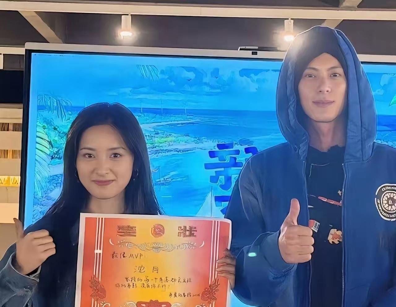 王鹤棣掉粉超20万这事闹得挺大。导火索是《亲爱的·客栈》收官时，沈月给他颁“王鹤